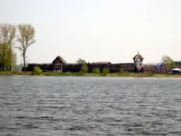 Skansen Biskupin: odkryj fascynującą historię osady z epoki żelaza