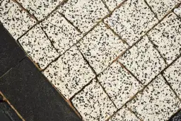 Modna kostka brukowa: trendy, które odmienią twój ogród i taras