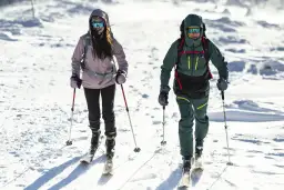 Idealny outfit na narty: jakie elementy są niezbędne, aby nie zmarznąć