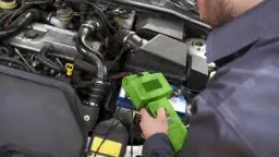 Słaby akumulator objawy diesel - jak rozpoznać problemy z silnikiem?