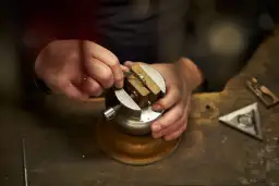 Ile kosztuje zmniejszenie obrączki złotej? Sprawdź ceny i porady