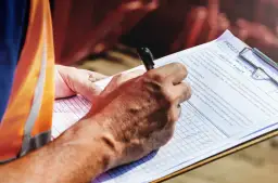 Kto może wykonać przegląd roczny budynku? Sprawdź wymagane uprawnienia