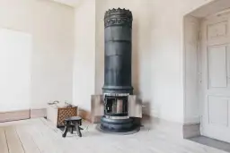 Piec kaflowy okrągły: eleganckie ciepło i nowoczesny design