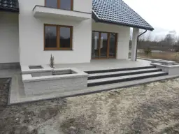 Jaka kostka brukowa na schody zewnętrzne? 5 kluczowych cech