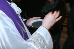 Czy na Popielec trzeba iść do kościoła? Zaskakujące informacje o tradycjach