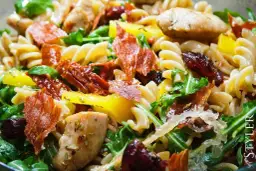 Fit sałatka z makaronem pełnoziarnistym: szybki przepis na zdrowy posiłek