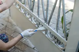 Najlepsza farba do bramy metalowej - uniknij korozji i zarysowań