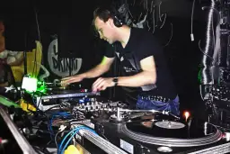 DJ co to znaczy i jaką rolę odgrywa w świecie muzyki - Wszystko o DJ-ach