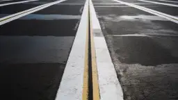 Linia P-4 - Znak podwójnej ciągłej linii