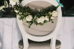 Jak ubrać krzesło komunijne, aby zachwycić gości i stworzyć atmosferę