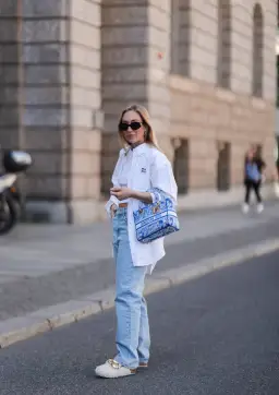 Jak nosić szerokie jeansy? Modne stylizacje na każdą okazję i porady dla ciebie