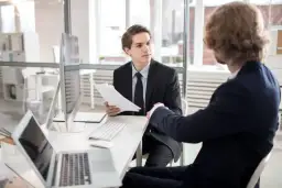 Ile zarabia agencja pracy tymczasowej na pracowniku? Odkryj tajemnice marż