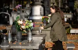 Jaka modlitwa za zmarłego pomoże w trudnych chwilach straty?