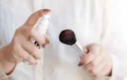 Jak skutecznie czyścić pędzle do makijażu domowym sposobem bez uszkodzeń