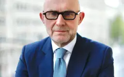 Dlaczego akcje Orlenu spadają? Oto kluczowe przyczyny i skutki