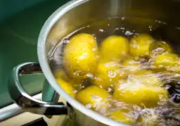 Ile gotować ziemniaki na sałatkę, aby były idealnie miękkie?