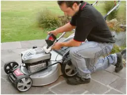 Wymiana oleju w kosiarce: czy lepiej na zimnym czy ciepłym silniku?