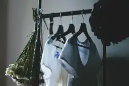 Jak pozbyć się ubrań bez żalu i zyskać przestrzeń w szafie