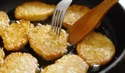 Jajko w plackach ziemniaczanych? Sekret idealnego przepisu, który musisz znać