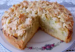 Przepis na najlepsze ciasto z rabarbarem i płatkami migdałowymi