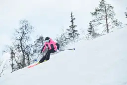 Czy kurtki narciarskie są ciepłe? Sprawdź ich izolację i komfort