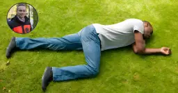 Jaką stronę wybrać w pozycji bezpiecznej bocznej dla poszkodowanego?