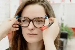 Jakie okulary pasują do kształtu twarzy, aby uniknąć błędów?