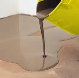 Jak wyznaczyć poziom wylewki, aby uniknąć problemów z podłogą