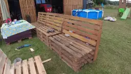 Jak zrobić meble z palet - proste kroki i unikalne pomysły na DIY