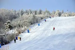 Stoki narciarskie Świętokrzyskie: najlepsze trasy i atrakcje zimą