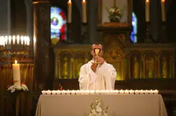 Kto jest szafarzem bierzmowania? Rola biskupa i kapłanów w sakramencie