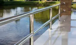 Jak skutecznie czyścić balustrady ze stali nierdzewnej bez uszkodzeń i z trwałym połyskiem