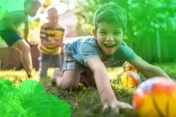 Co pod plac zabaw w ogrodzie? Najlepsze nawierzchnie dla bezpieczeństwa dzieci