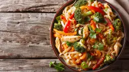 Makaron tajski z kurczakiem: Aromatyczne danie