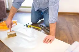 Jak prawidłowo położyć tapetę winylową bez błędów i z satysfakcjonującym efektem