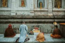 Buddyzm modlitwa: Jak różni się od tradycyjnych praktyk modlitewnych?