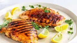 Jak długo grillować pierś z kurczaka na grillu elektrycznym, by nie była sucha?