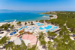 Camping z dziećmi – jak wybrać idealne miejsce z atrakcjami wodnymi?