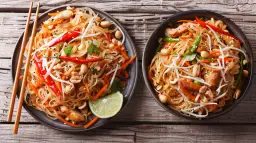 Pad Thai z kurczakiem - tajski makaron z warzywami - przepis