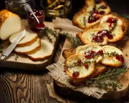 Jak zrobić oscypki z żurawiną - prosta receptura na pyszne danie