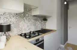 Jaki chlebak do białej kuchni? 7 stylowych i praktycznych opcji