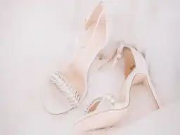 Jakie buty do sukni ecru wybrać, by stylizacja była idealna? Praktyczne porady