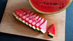 Jak pokroić arbuza na stół, by oczarować gości i zaimponować