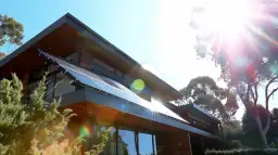 Optymalny kąt nachylenia paneli fotowoltaicznych pod kątem 15 stopni na dachu domu