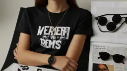 Czy czarne koszulki męskie z nadrukiem są must-have tego sezonu?