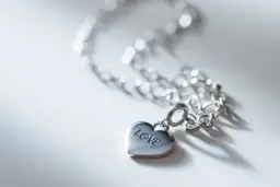 Jakie są symbole przyjaźni i co naprawdę oznaczają?