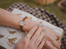 Kolorowe zegarki damskie, które ożywią Twoją garderobę i styl