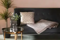 Jak skutecznie przykryć kanapę w salonie - 10 praktycznych porad