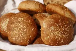 Jak zrobić domowe bułki orkiszowe bez drożdży - prosty przepis krok po kroku