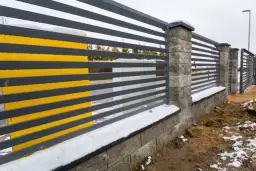 Czym obłożyć podmurówkę ogrodzenia: 8 najlepszych materiałów